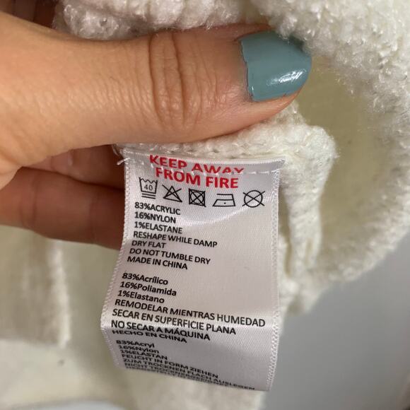 Urban Outfitters White V-Neck Oversized Knit Sweater - Picture 8 of 8